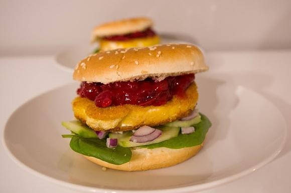 Burger z camembertem i sosem żurawinowym