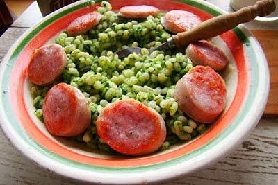 Pęczak ze szpinakiem i grillowaną białą kiełbasą