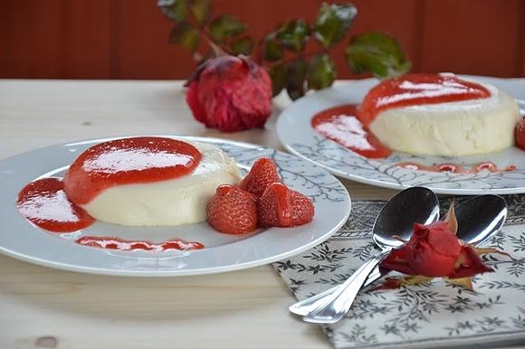 Panna Cotta z musem truskawkowym