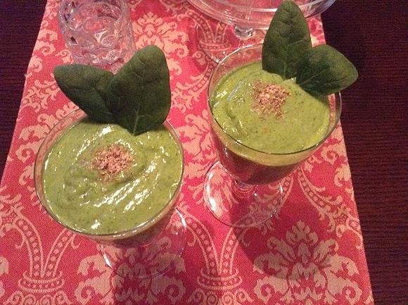 Smoothie z mango awokado i szpinakiem