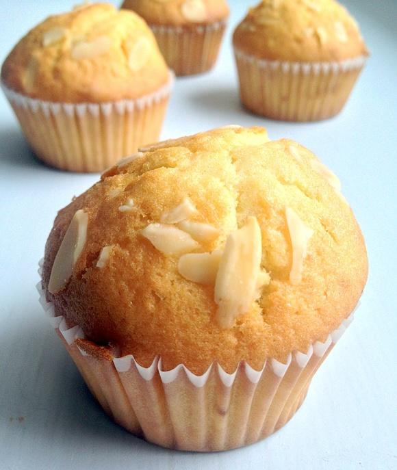 Muffiny z masłem orzechowym i konfiturą truskawkową