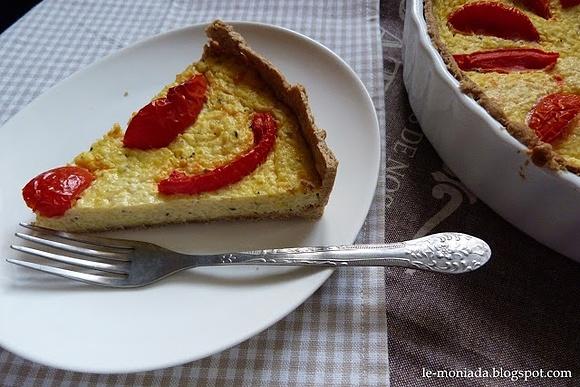 Tarta pomidorowa z kaszą jaglaną, pomidorami i bazylią