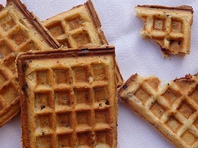 Gofry wytrawne z suszonymi pomidorami, cebulą i serem