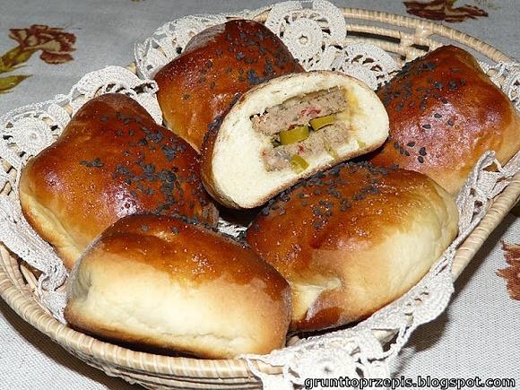 Bułeczki z pieczeńią mięsną i papryczką pepperoni