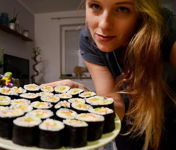 Domowe sushi z łososiem i surimi