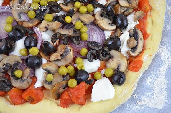 Pizza orkiszowa na zakwasie z mozzarellą z bawolego mleka