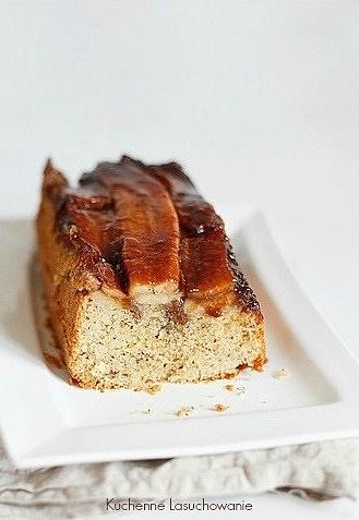 Odwrócone ciasto z karmelizowanymi bananami i orzechami