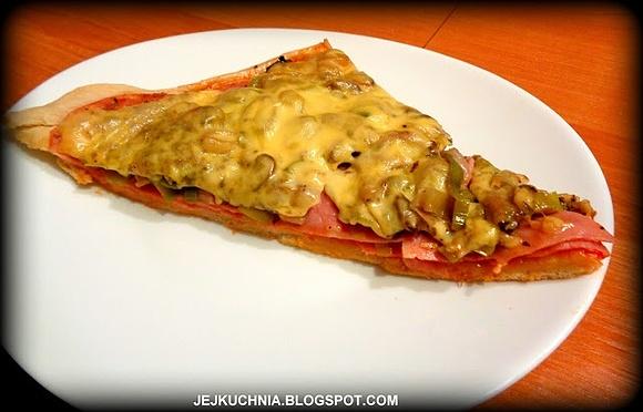 Pizza z ziemniakami, porem i pieczarkami