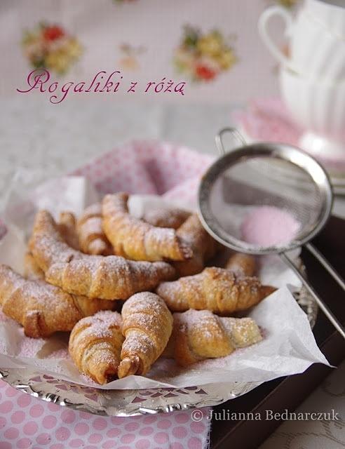 Rogaliki twarogowe z różą