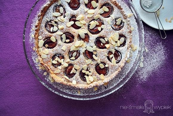 Tarta marcepanowa z śliwkami i migdałami