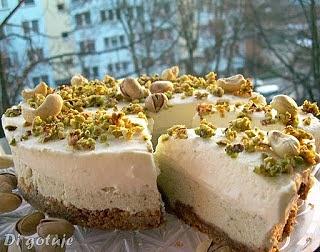 Sernik na zimno z pistacjami, orzechami nerkowca i białą czekoladą