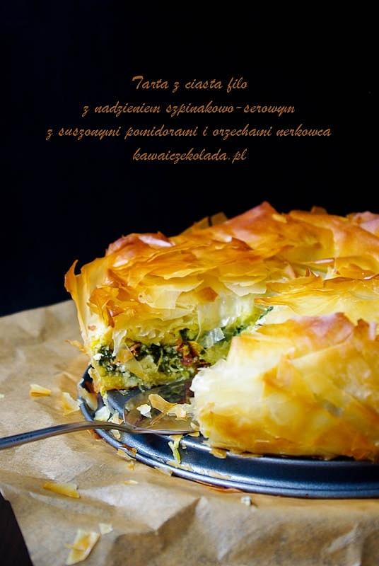 Tarta z ciast filo ze szpinakiem, suszonymi pomidorami i fetą