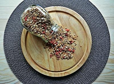 Gryczana granola z jagodami goji
