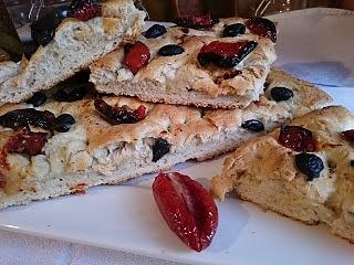 Focaccia z suszonymi pomidorami i czarną oliwką