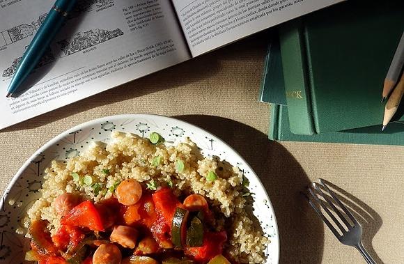Quinoa z leczo z cukinią i bezglutenowymi parówkami