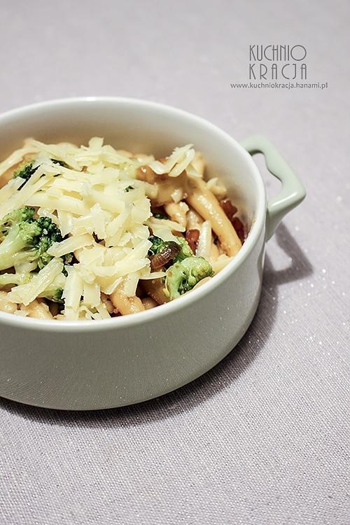 Makaron z brokułami, cebulą i serem cheddar
