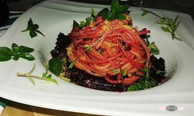 Spaghetti z burakiem i świeżymi ziołami