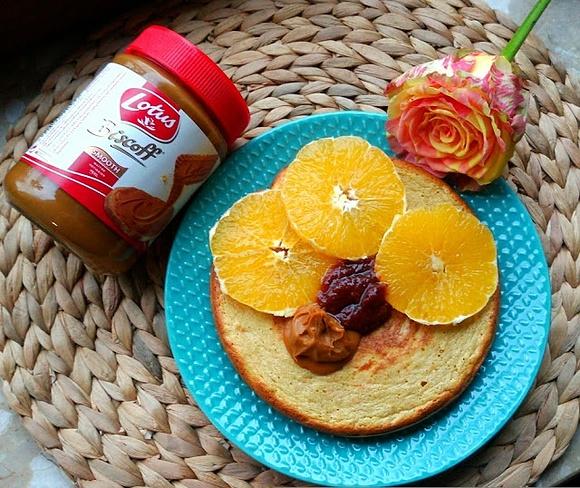 Omlet orkiszowy z pomarańczą i truskawkami