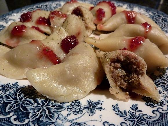 Pierogi z kaczką pieczoną i warzywami z konfiturą z żurawin