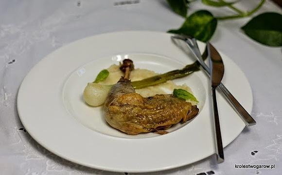 Nogi perliczki confit