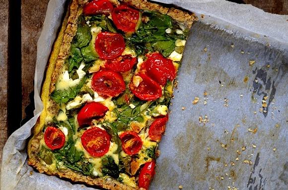 Tarta z pieczonymi pomidorkami fetą i szpinakiem