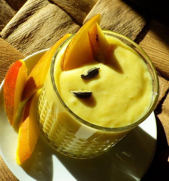 Słoneczne mango lassi z quinoą