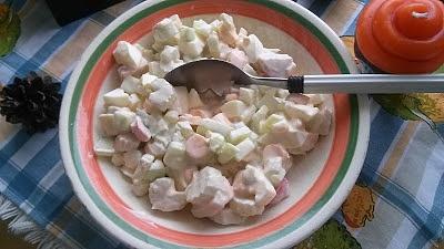 Sałatka z selera, surimi i sera - przepis na smaczną sałatkę dla całej rodziny