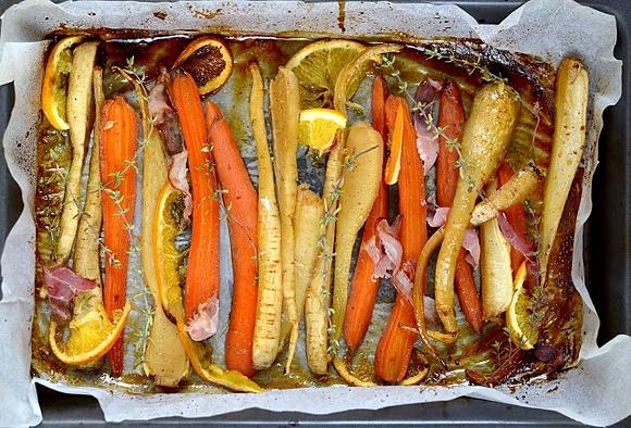 Marchewki i pietruszki glazurowane syropem klonowym i sokiem pomarańczowym