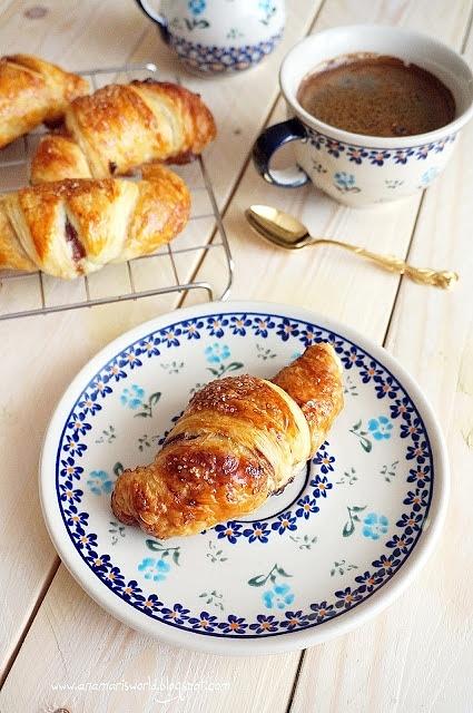 Croissant z wiśniami na szybki deser dla niespodziewanych gości