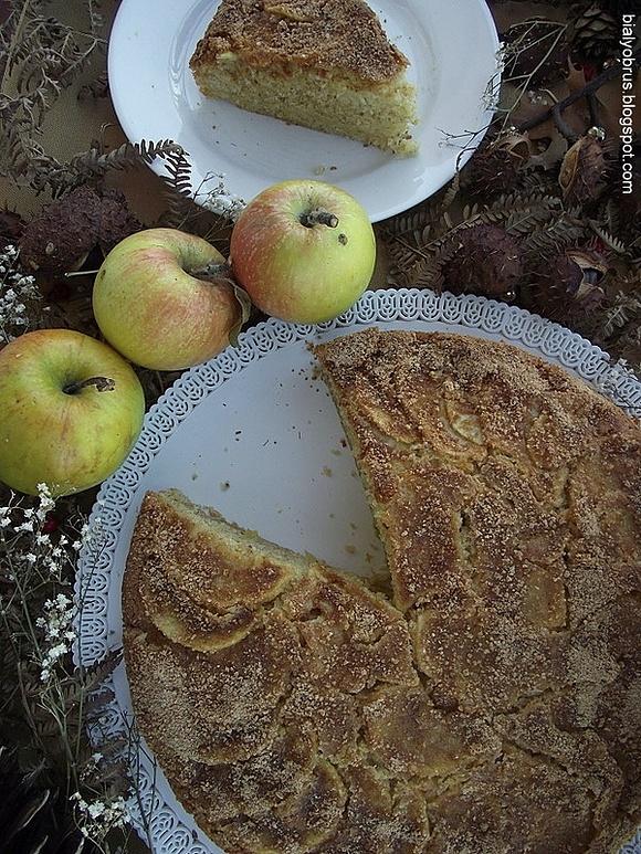 Ciasto z jabłkami i ciasteczkami amaretti
