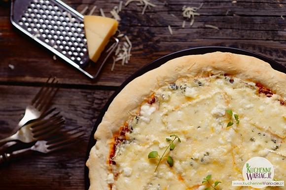Pizza serowa z różnymi rodzajami sera