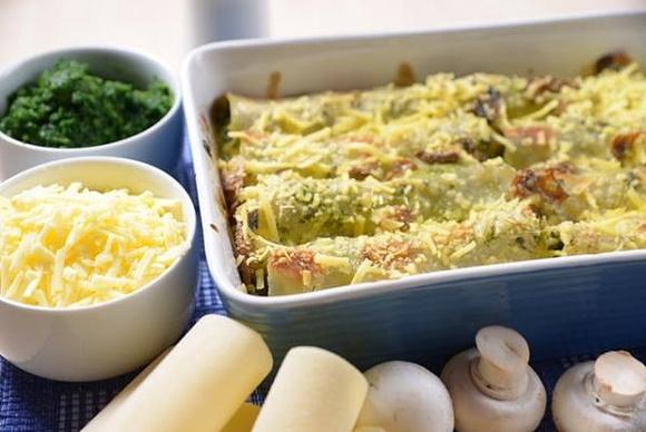 Cannelloni nadziewane szpinakiem zapiekane z serem żółtym
