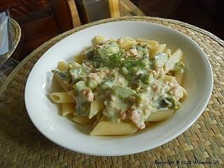 Penne z łososiem szparagami w sosie śmietanowym z martini