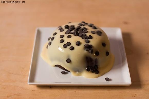 Kakaowy pudding z kaszki kukurydzianej z deserkiem sojowym i czekoladowymi chipsami