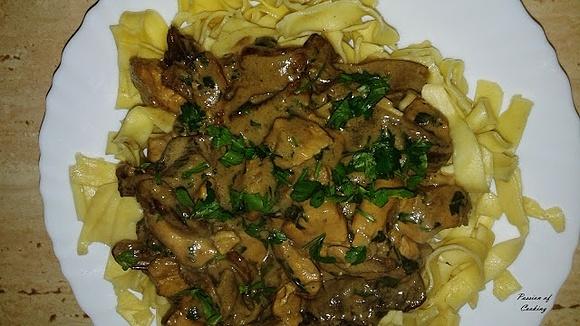 Tagliatelle z kurczakiem i leśnymi grzybami