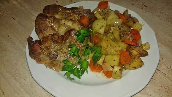 Karkówka z warzywami pieczona w piekarniku