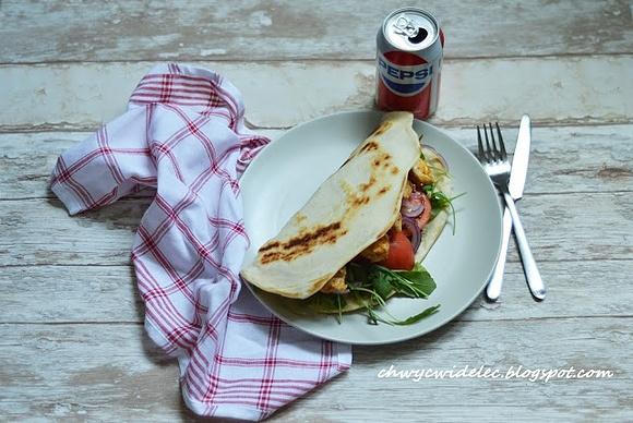 Piada z kurczakiem, rukolą i warzywami