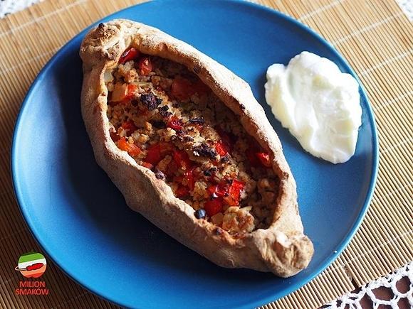 Pide z mięsem mielonym i aromatycznym nadzieniem