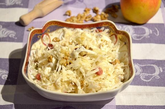 Surówka z selera z orzechami i rodzynkami