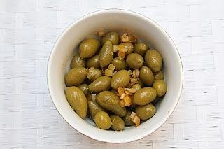 Pomarańczowe oliwki z pestką i skórką, idealne na przekąskę