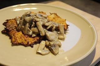 Pieczone placki ziemniaczane z sosem truflowo-pieczarkowym