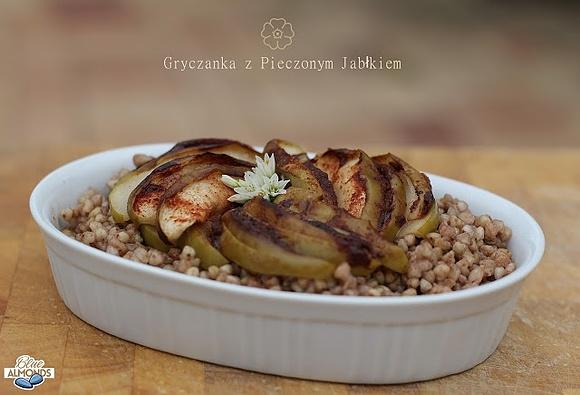 Rozgrzewająca kasza gryczana z pieczonym jabłkiem vege