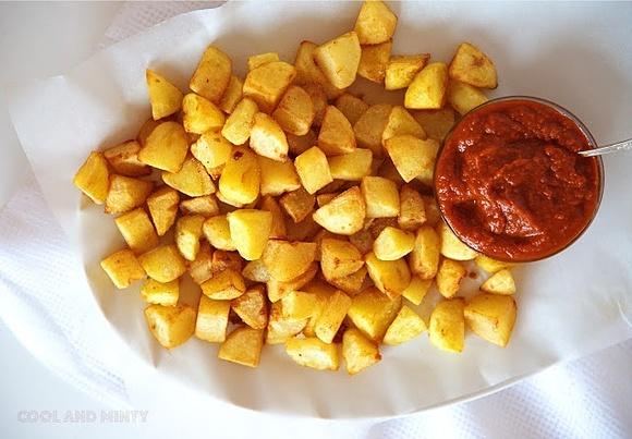 Patatas bravas - hiszpańska przystawka z ziemniaków i sosu salsa