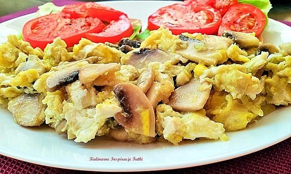 Jajecznica z pieczarkami i parmezanem