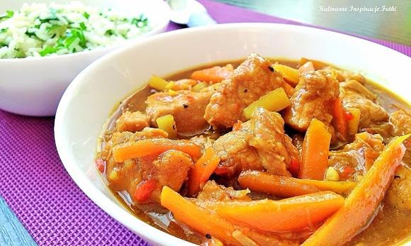 Gulasz tajski z wieprzowiną i warzywami