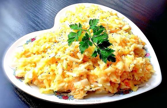 Surówka coleslaw przepis na soczystą i aromatyczną surówkę