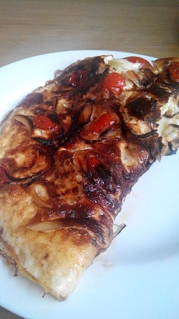Omlet z pomidorkami koktajlowymi i mozzarellą – wysokobiałkowe śniadanie