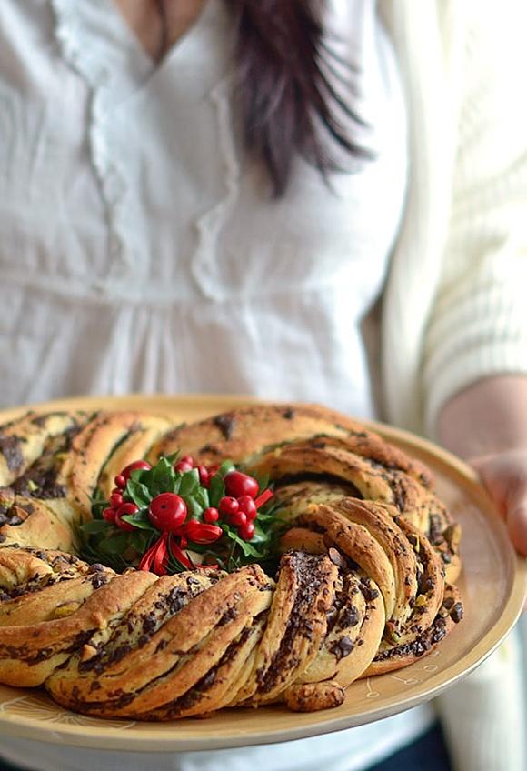 Świąteczny wieńiec drożdżowy z czekoladą i pistacjami
