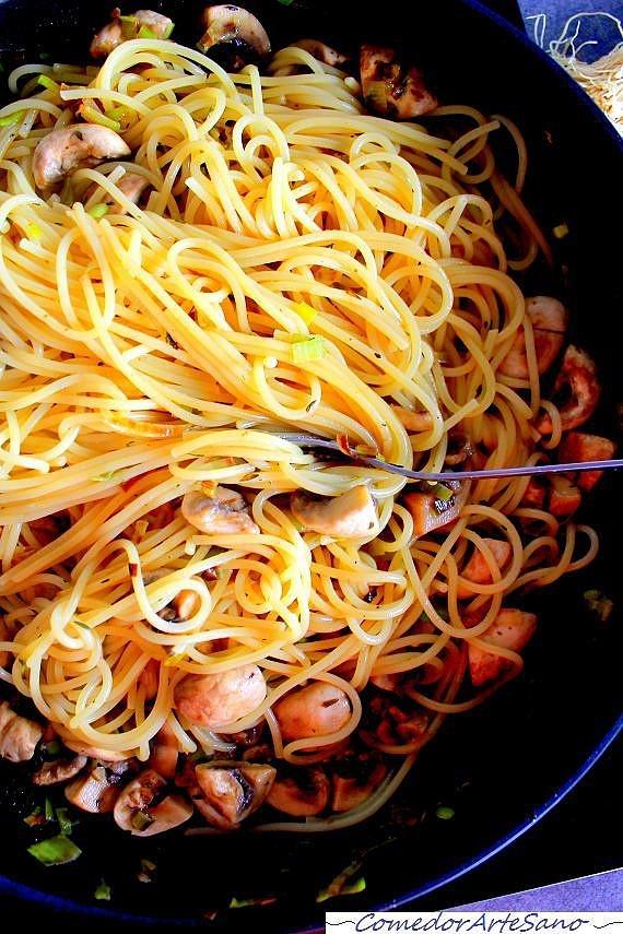Spaghetti z pieczarkami i porem