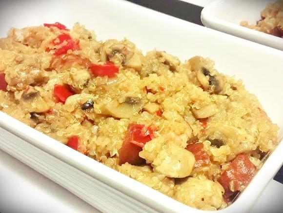 Zapiekanka z quinoa, pieczarkami, kiełbaską i papryką